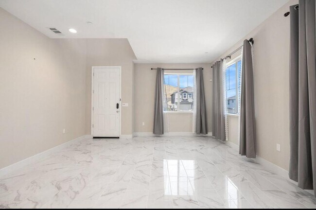 Building Photo - 31 Cortina Dr