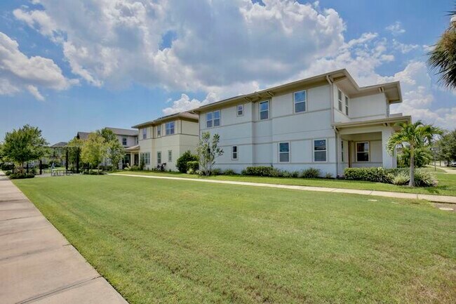 Building Photo - Charming 3/2.5 Courtyard Home with Loft & ...