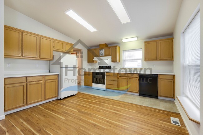 Building Photo - 2 Bedroom 1 Bath Home with Off-Street Park...