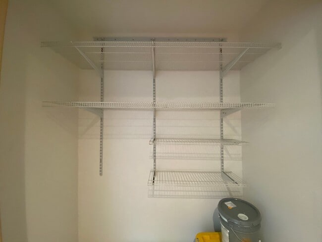 Building Photo - Beautifully Renovated 1-Bedroom Condo in R...