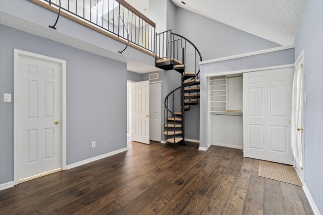 Building Photo - Now Available – 2 Bed / 1.5 Bath End Unit ...