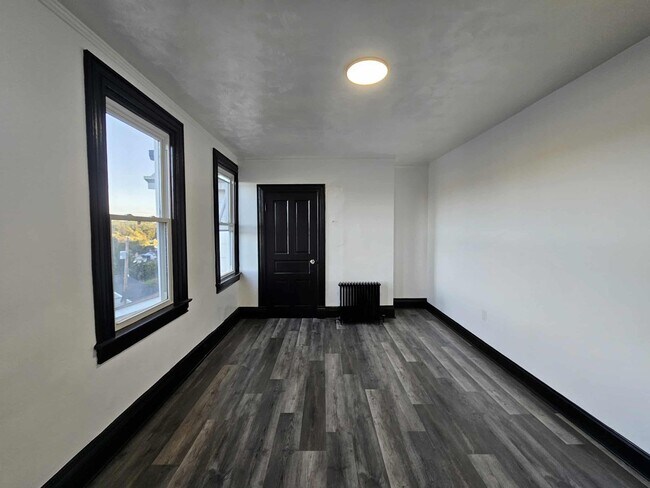 Building Photo - Beautiful 4 Bed, 1 Bath Home for Rent- Spa...