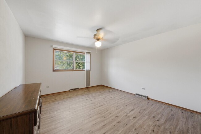 Building Photo - 4050 Violet Ln