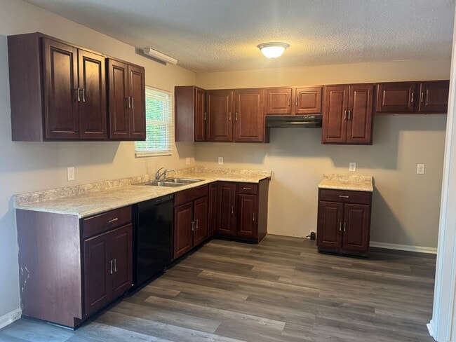 Building Photo - Gorgeous 3 bedroom home recently updated.