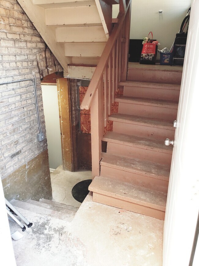 Building Photo - 5134 W Henderson St