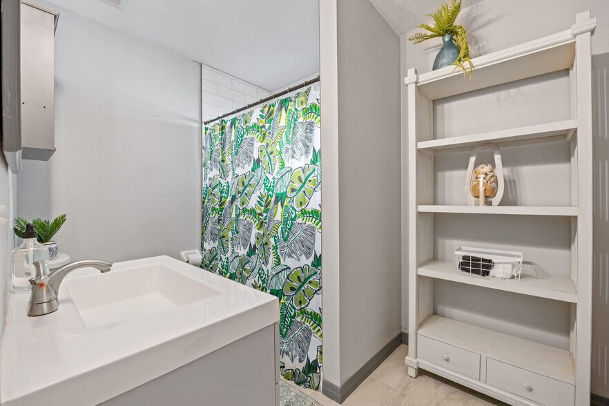 Building Photo - 489 Seacrest Ave