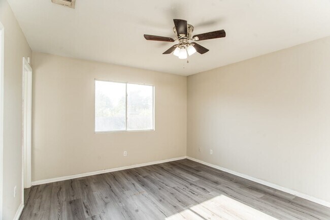 Building Photo - 3003 John Porter Dr