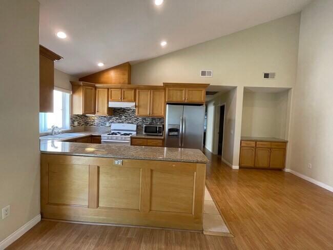 Building Photo - 13806 Vanowen St