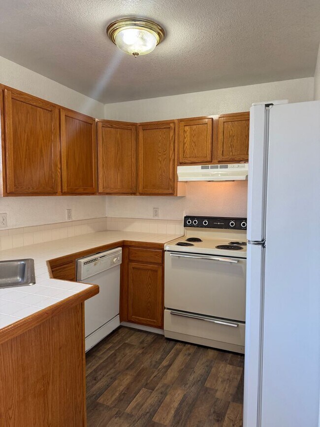 Building Photo - 481 1/2 Tracy Dr