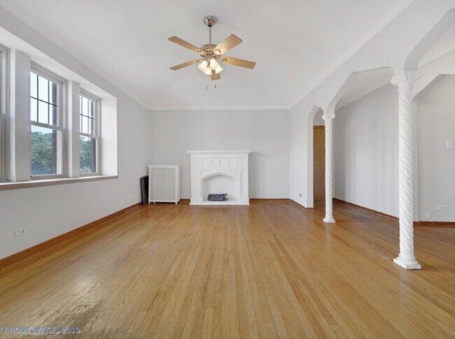 Building Photo - 10913 S Longwood Dr