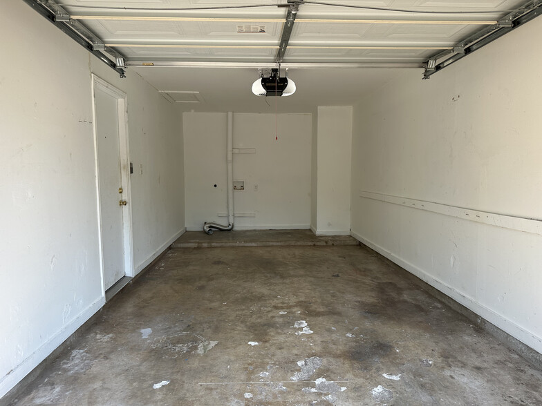 Building Photo - 2701 Sweeney Ln