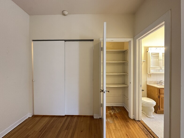 Building Photo - 1034 W George St