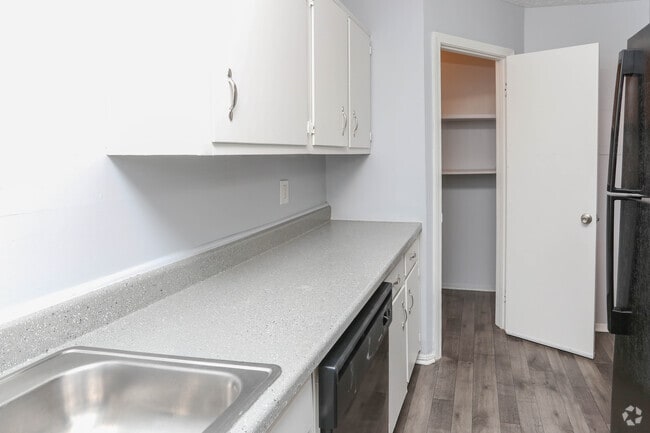 2BR, 1BA - 825 SF - Kitchen - KYKST The Kensington