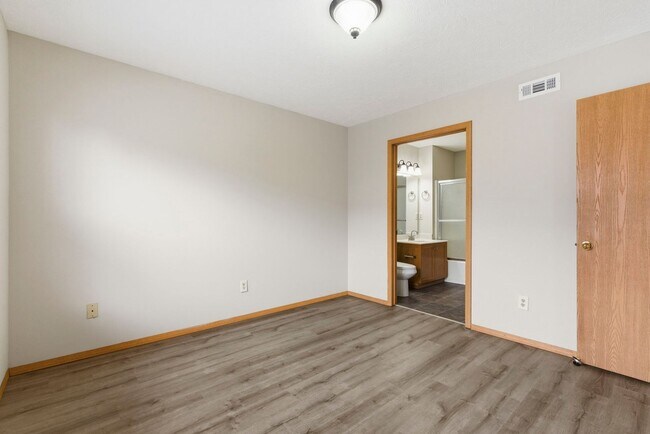 Building Photo - 3360 S Fairway Ave