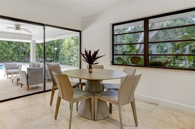 Building Photo - 8118 Los Pinos Blvd