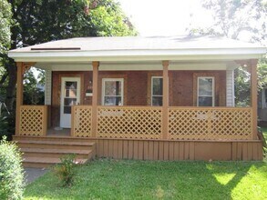 Building Photo - 2 Bedroom 1 Bathroom Single Family home
