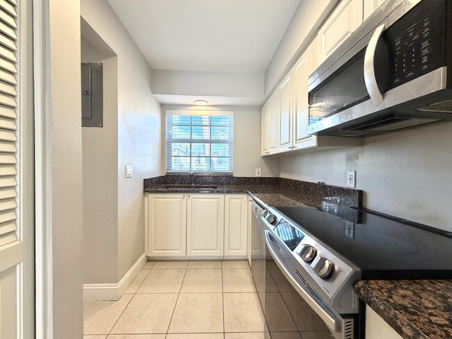 Building Photo - 413 N Cypress Dr