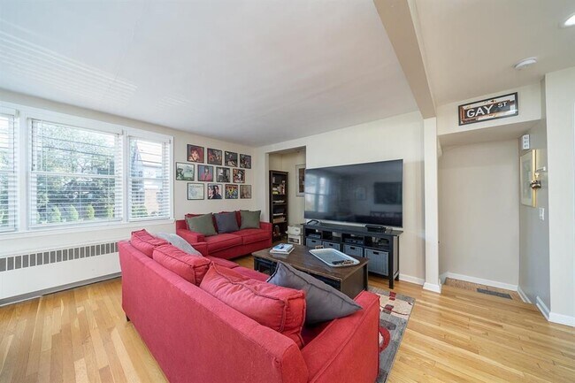 Building Photo - 118 W 46th St