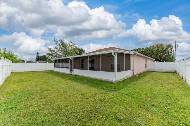 Building Photo - Charming 3-Bedroom, 2-Bath Home with Bonus Room in Poinciana!