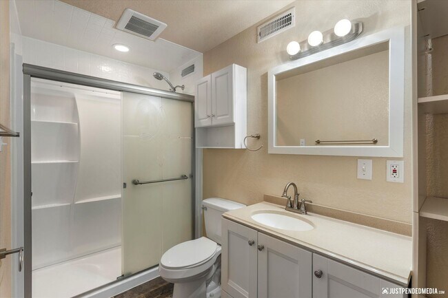 Building Photo - 3 Bedroom W/ Mother in Law Suite | 2 Bathr...