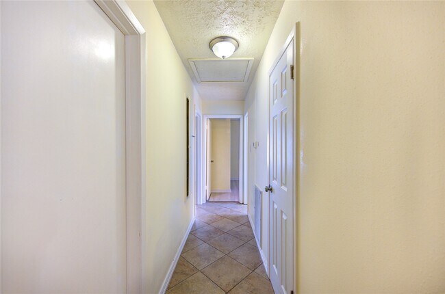 Building Photo - 6227 S Pinesap Dr