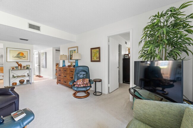 Building Photo - 18081 SE Country Club Dr