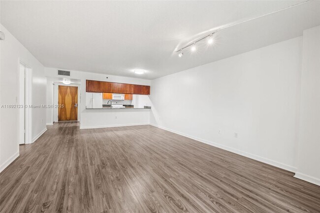 Building Photo - 1200 Brickell Bay Dr