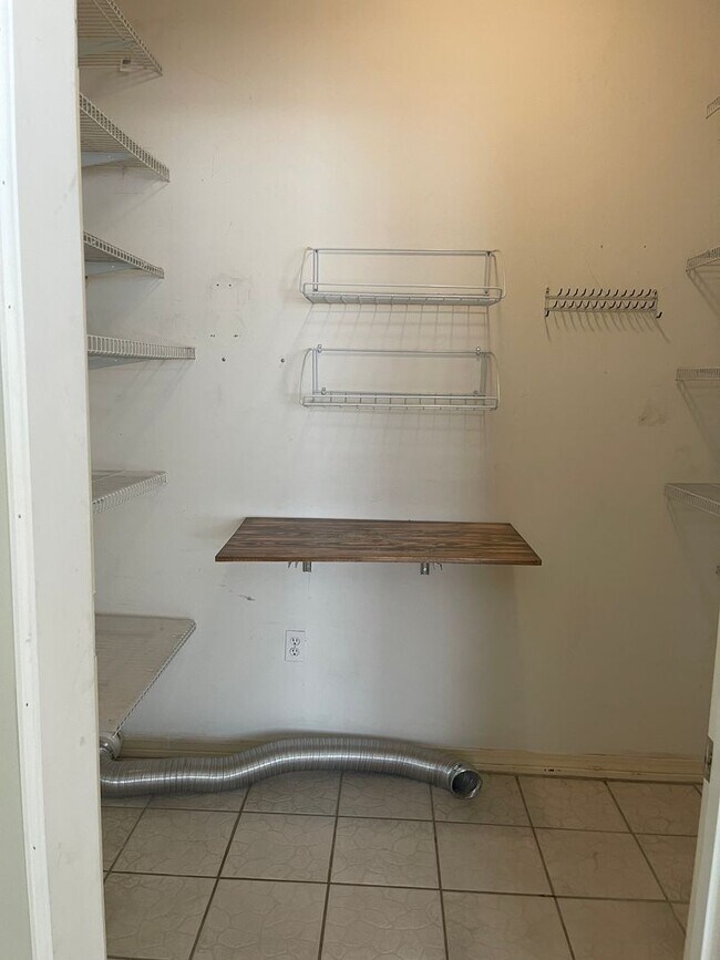 Building Photo - MOVE IN SPECIAL - 2 WEEKS FREE RENT - 3BR ...