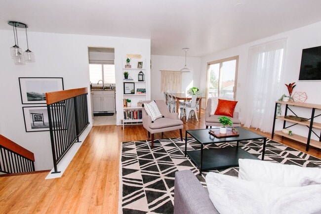 Building Photo - Charming 5-Bedroom Home in Club Crest