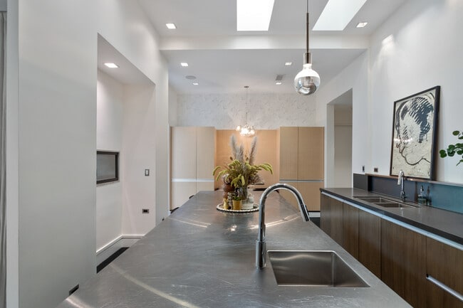 Building Photo - 1019 N Wolcott Ave