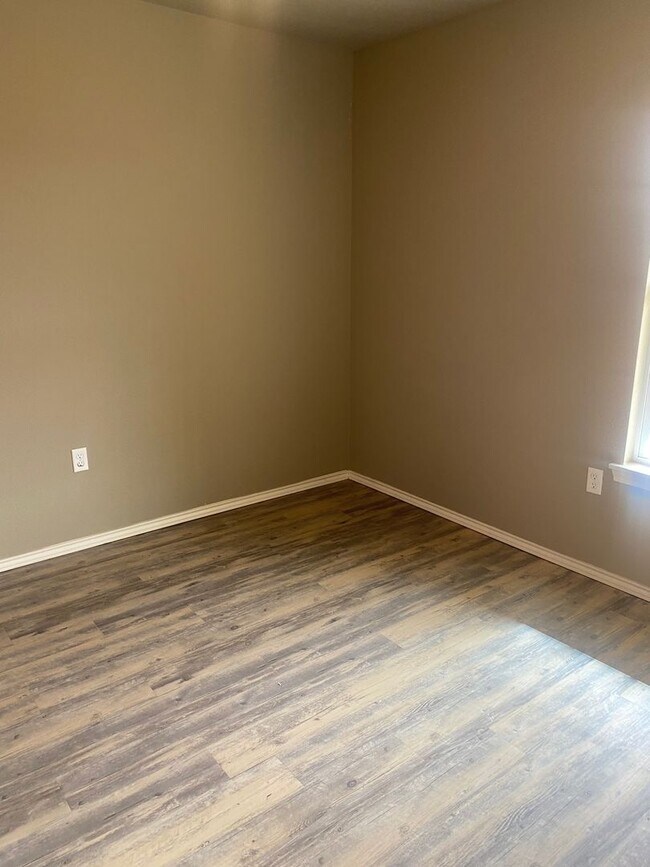 Building Photo - Pre-leasing 2024 3 bed 2 bath Move In Ready!