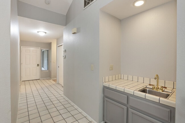 Building Photo - 562 La Corso Dr