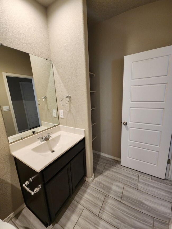 Building Photo - Beautiful 3br 2ba in the South Valley!