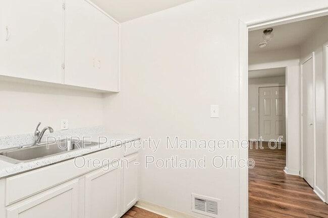 Building Photo - 6924 N Amherst St