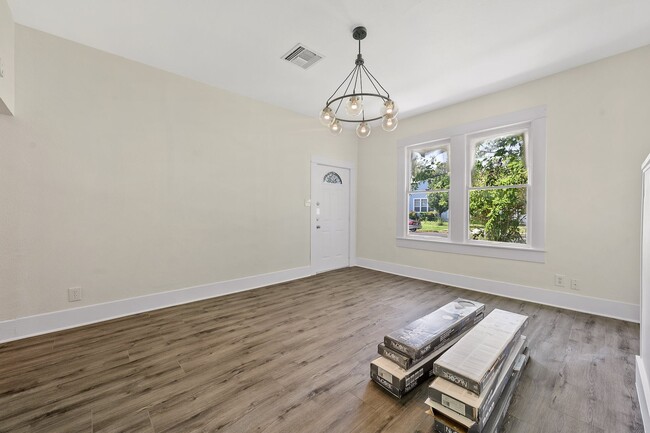 Building Photo - 610 W 35th St