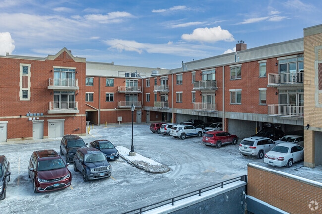 Alternate Image - Fountain Pointe Townhomes
