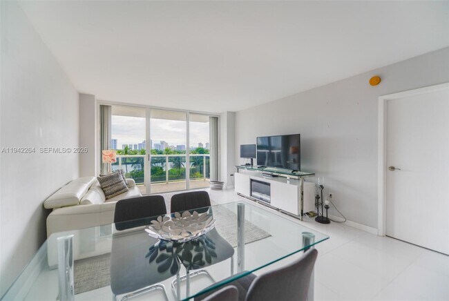 Building Photo - 3625 N Country Club Dr