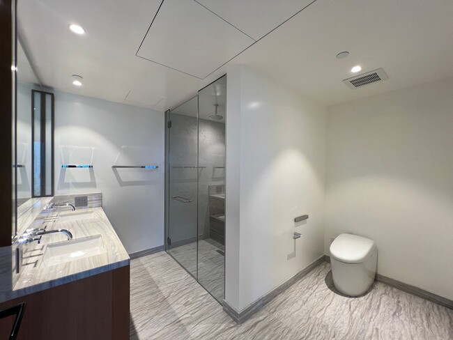 Building Photo - Unparalleled Comfort and Convenience at Vi...