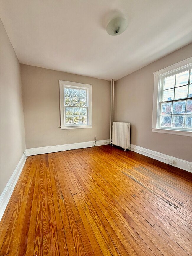 Building Photo - Huge townhome available. Four bedrooms three bath.