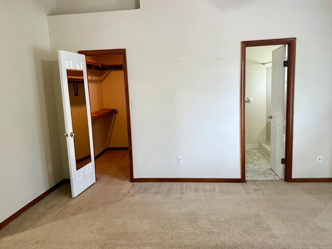 Building Photo - Stunning 3-bedroom Townhome in Heart of Vi...