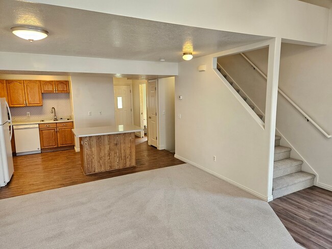 Building Photo - Spacious 3 Bd 2.5 Bath Townhouse in Bountiful