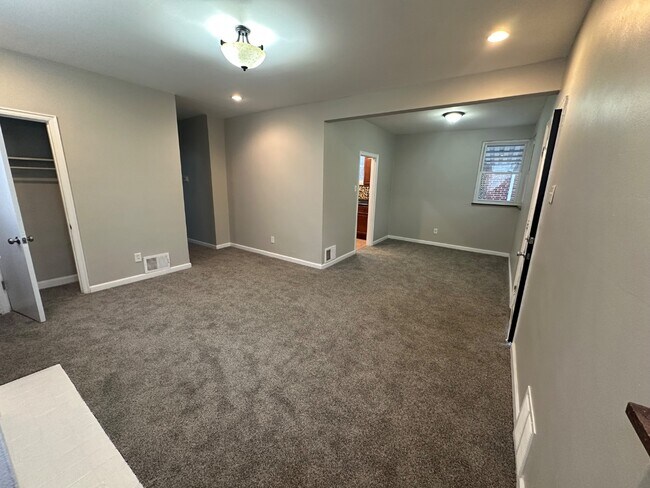 Building Photo - 6044 Mayflower Ave