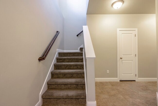 Building Photo - 3 Bedroom Townhome in Hidden Valley with C...
