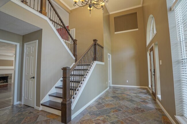 Building Photo - 2108 Lakeway Dr