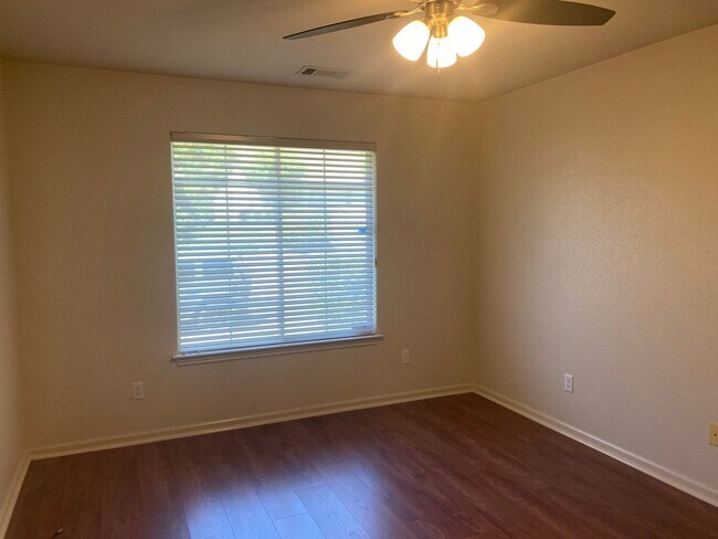 Building Photo - Beautiful Lakefront Home in the Vineyard! 55+ community