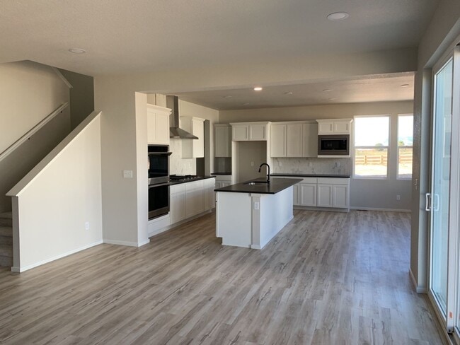 Building Photo - Exquisite 4 Bed 2.5 Bath Single Family Home with 3-car garage