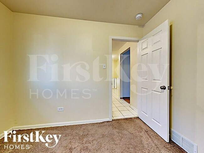 Building Photo - 7919 Oak Park Ave