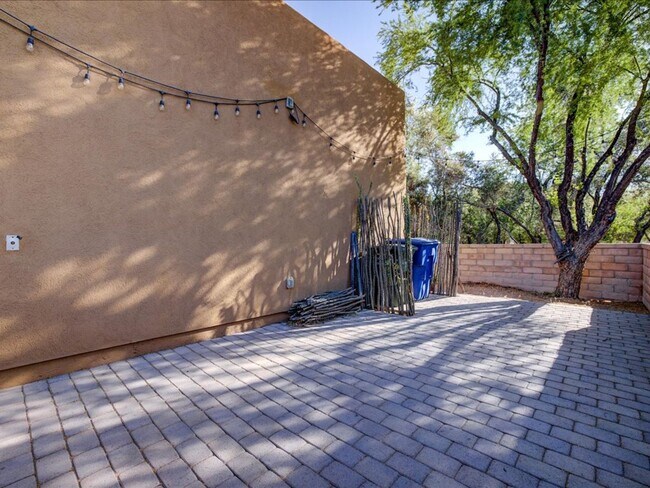 Building Photo - 10570 E Eleanor Maldonado Pl