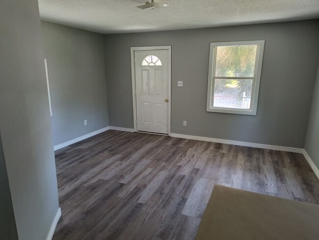 Building Photo - 2 Bed 1 Bath Home only $850 month