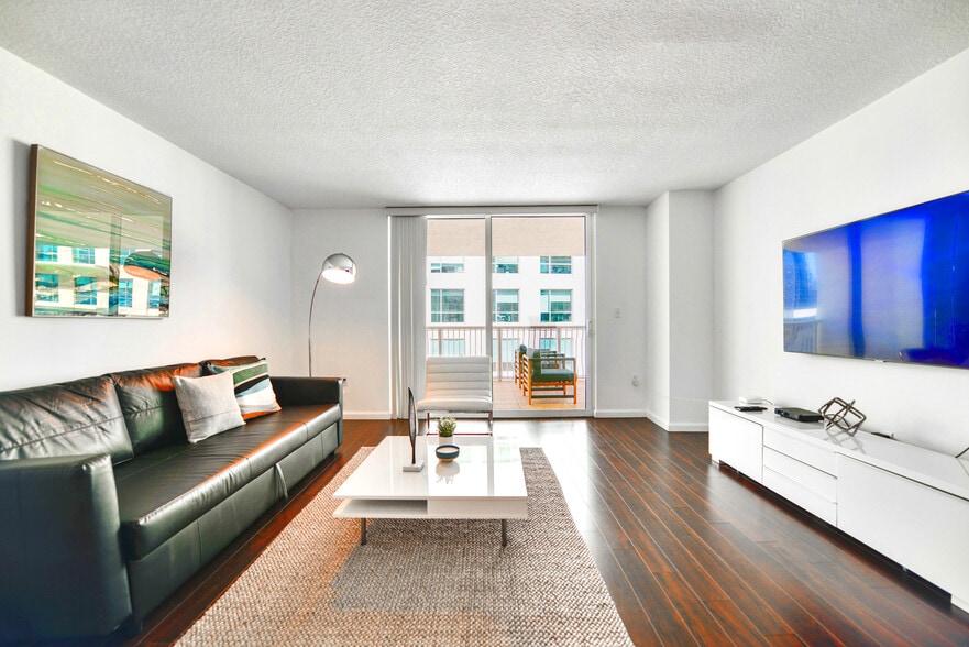 Building Photo - 1200 Brickell Bay Dr